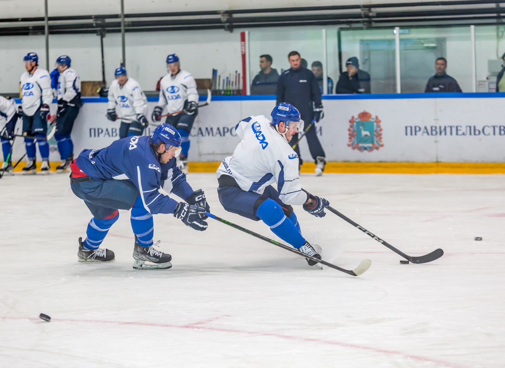 Хоккей тольятти расписание 2024. Тренировка хоккеистов. Тренировка хоккеистов на льду.