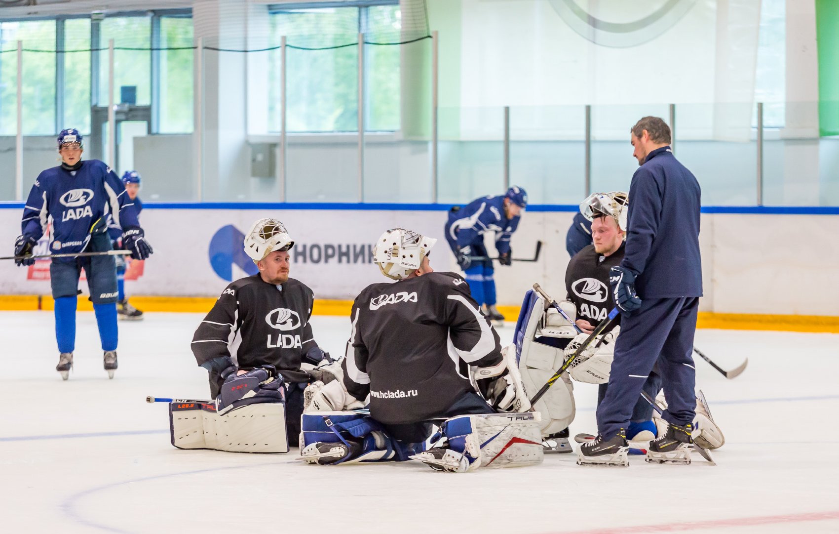 Хоккей тольятти расписание 2024. Тренировка хоккеистов на льду.