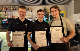 Добрые официанты - хоккеисты «Лады» 