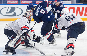 «Ладья» в упорной борьбе уступила «Стальным лисам» 