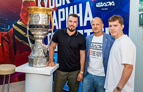 Емелин презентовал Кубок Гагарина на «Лада-Арене»