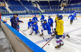 Тренеры «Лады» провели уроки хоккейного мастерства для воспитанников ДЮСШ